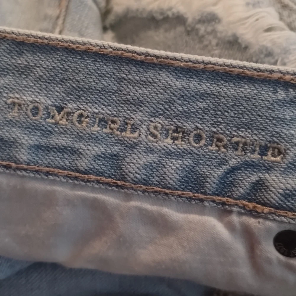 American Eagle Tom Girl Shortie Shorts Distressed‎ Denim Frayed Hem